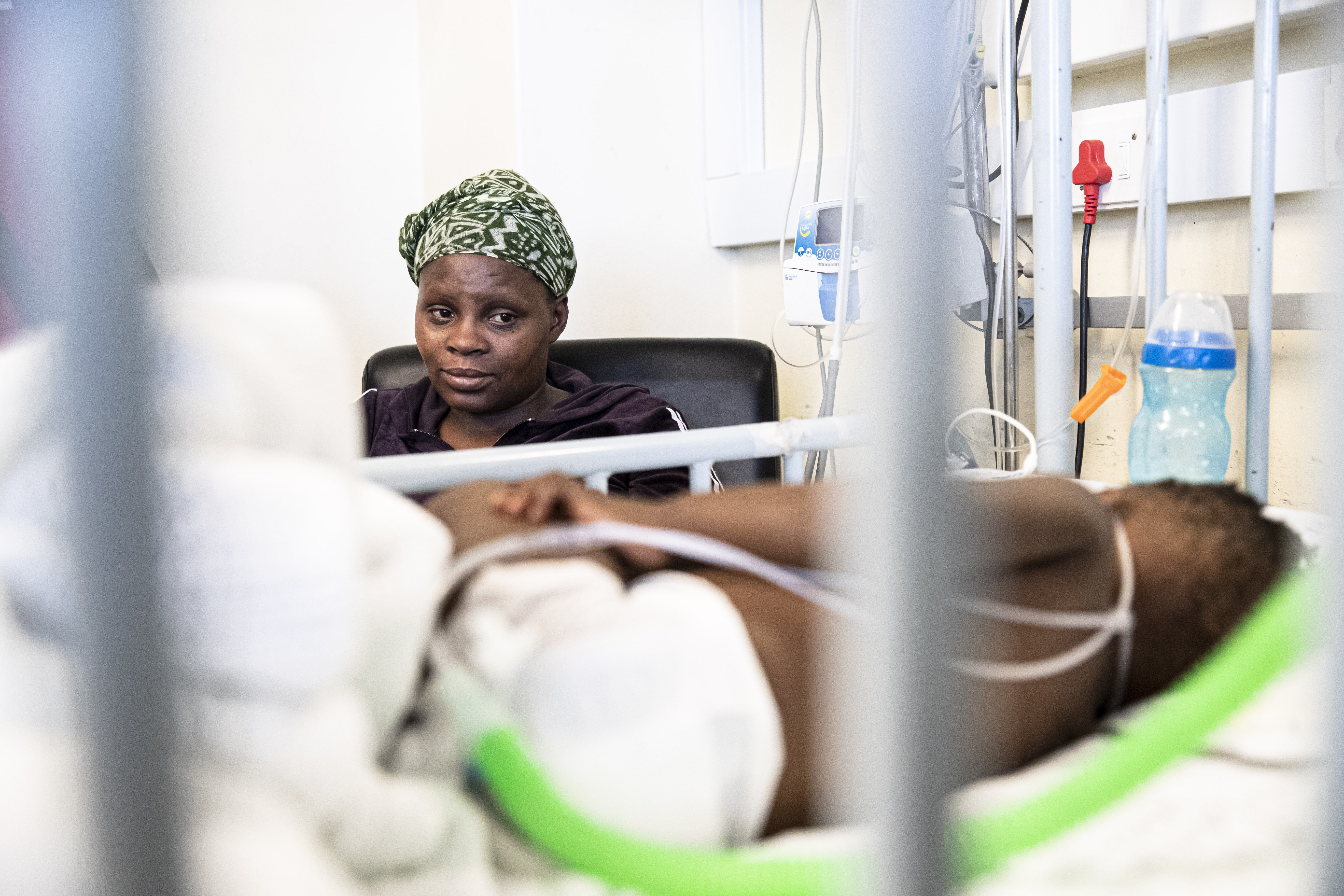 Eine Mutter wacht am Bett ihres Babys auf der Kinderstation im Tygerberg-Hospital.